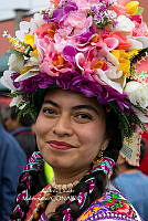 CM2 0001 Muchachas con sombreros con flores.jpg